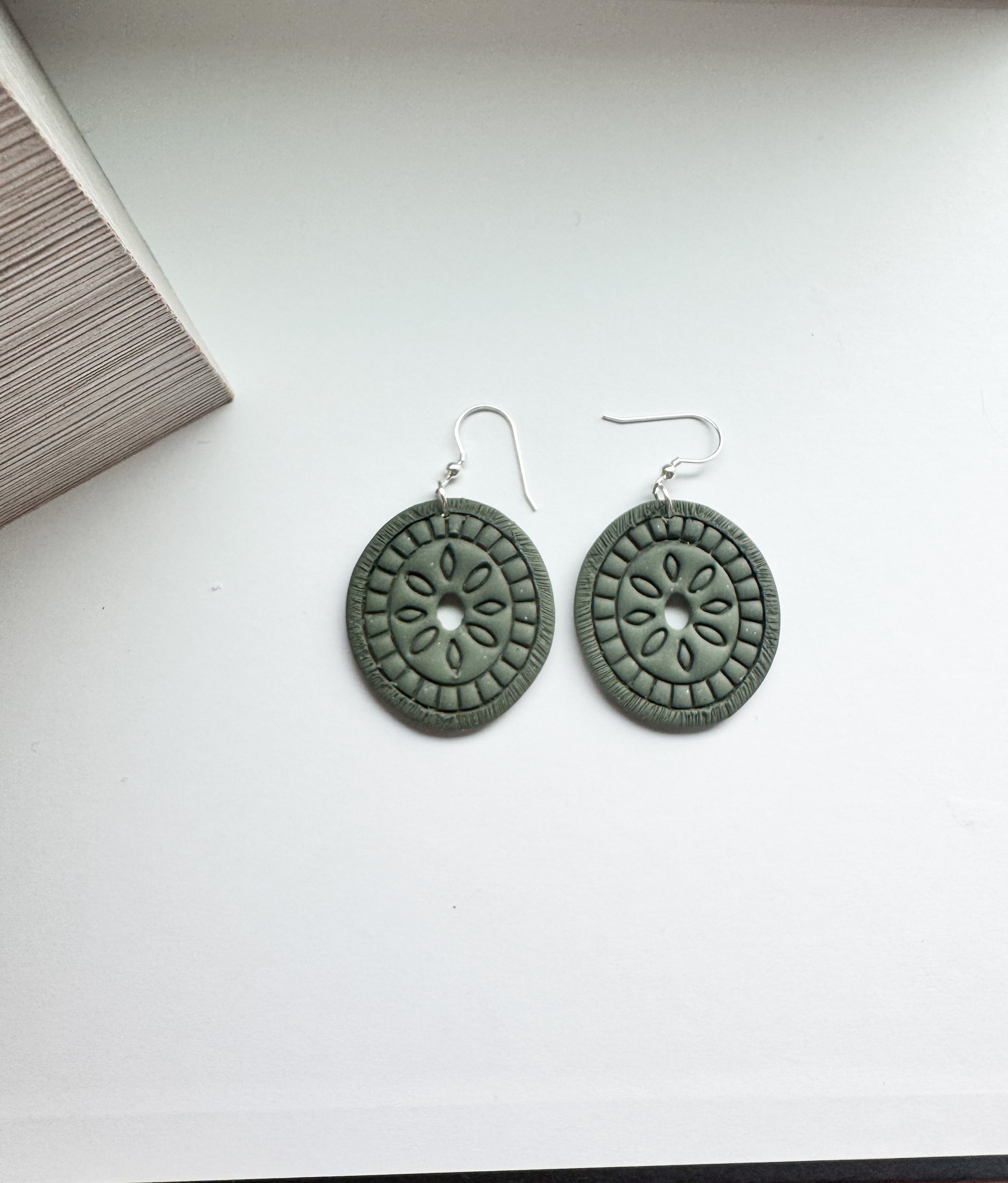 Bloomwheel: cutout dangles