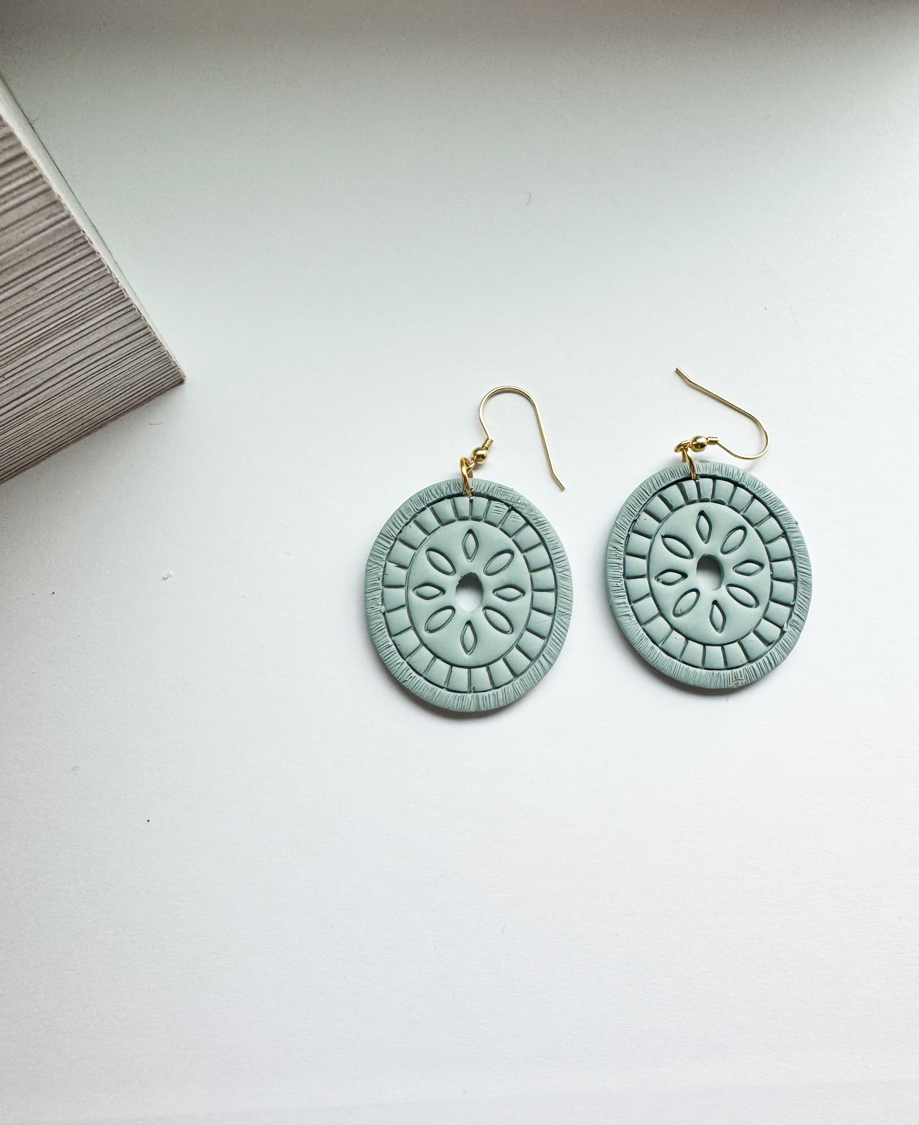 Bloomwheel: cutout dangles