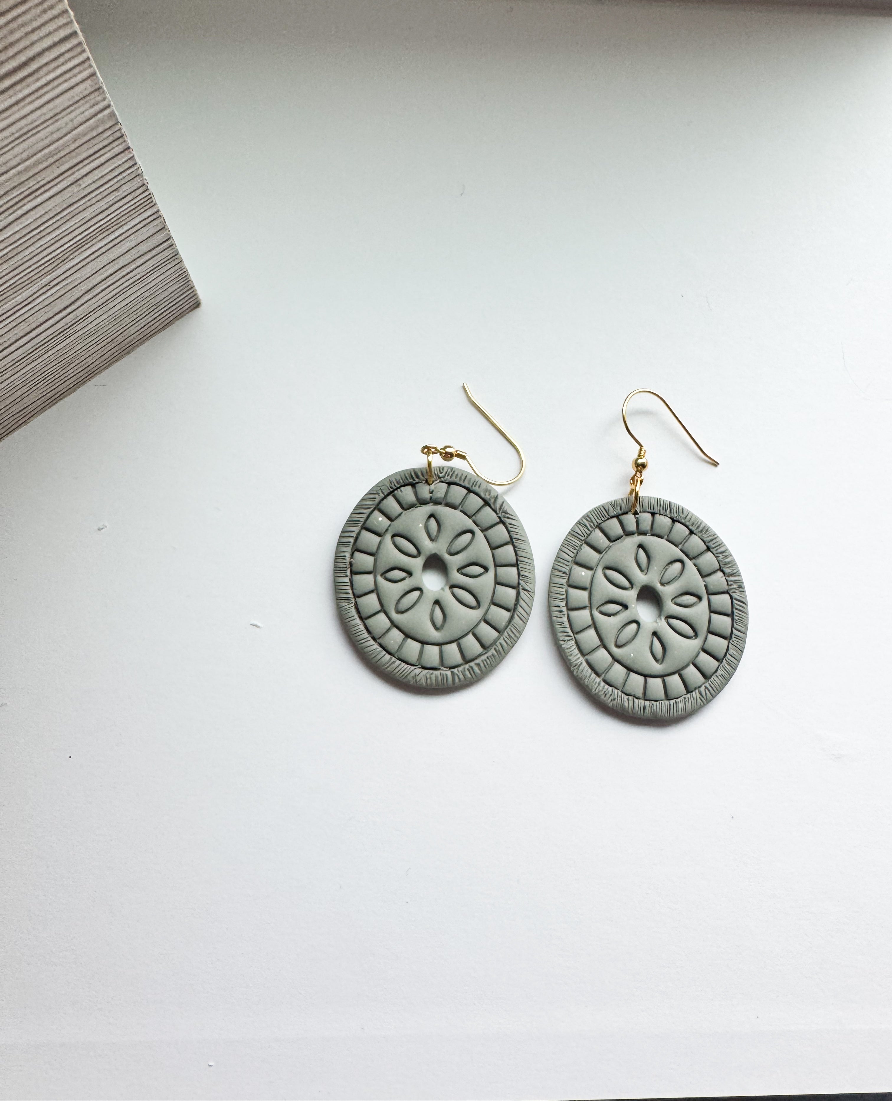 Bloomwheel: cutout dangles